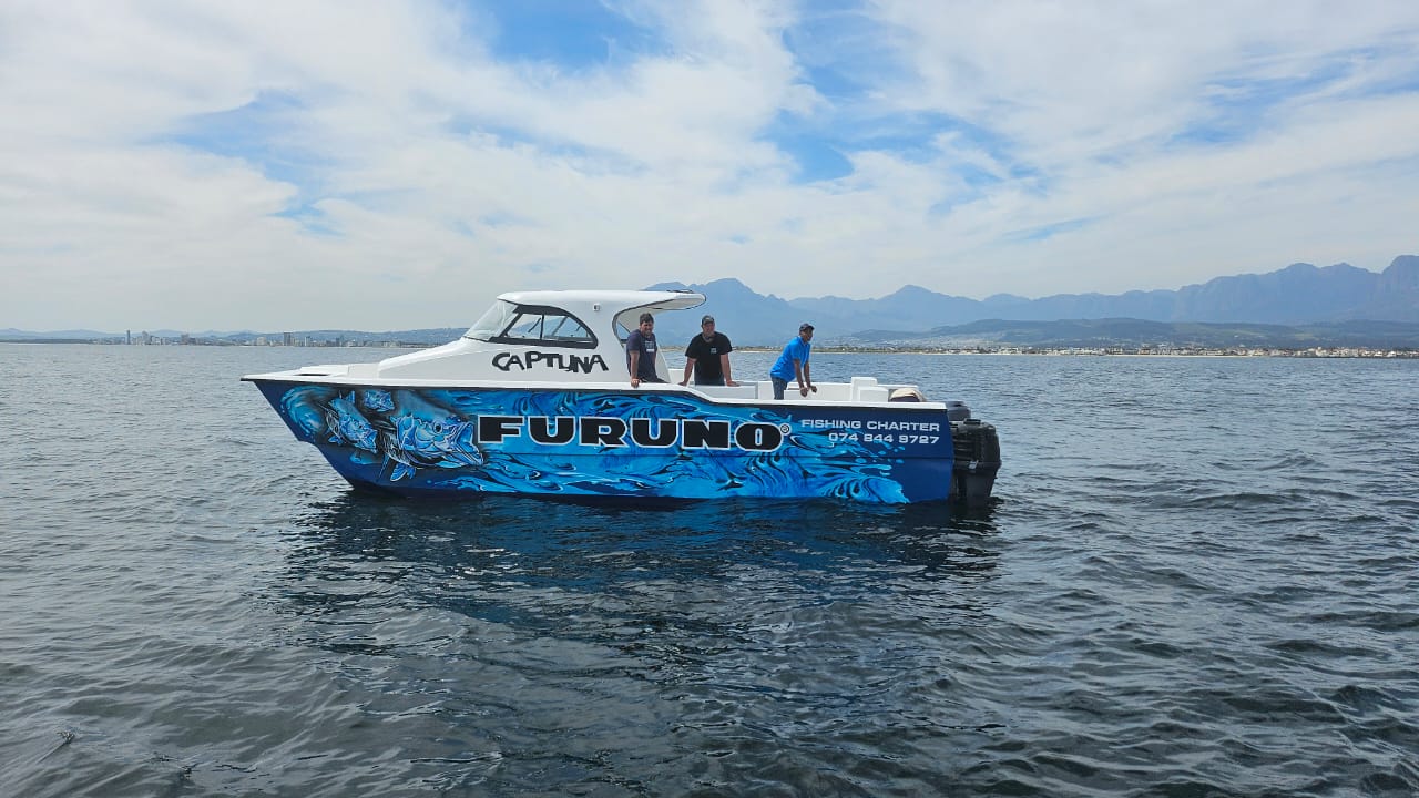 RapidCat Explorer 33ft boat on water